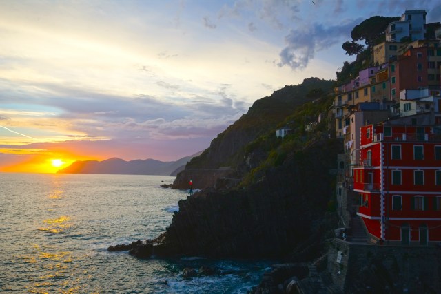 what to do in cinque terre riomaggiore sunsets
